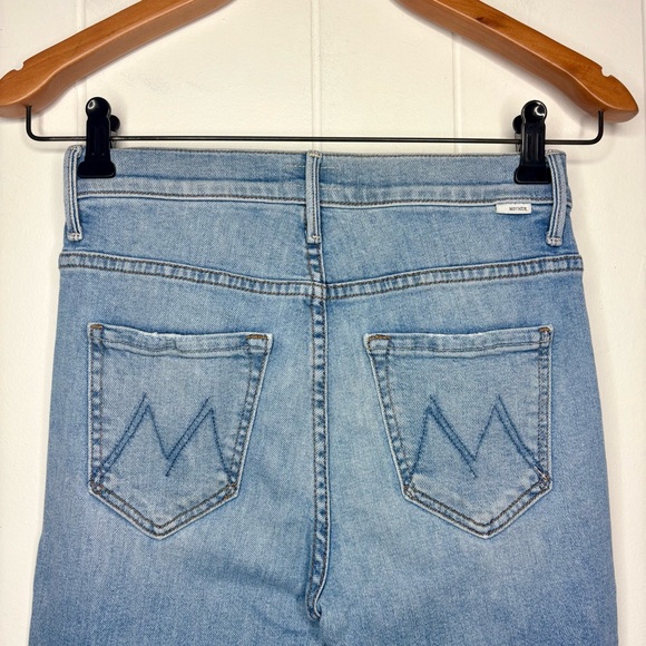 MOTHER The Insider Crop Step Fray Jeans in Shoot To Thrill Light Wash Size 25 - Picture 8 of 12